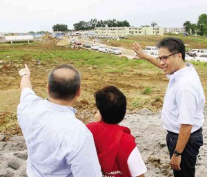 TRANSITION Interior Secretary Mar Roxas and Social Welfare Secretary Dinky Soliman inspect a site in Barangay Muzon, Bulacan, where informal settlers from San Juan will be relocated.