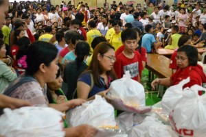 DSWD staff distribute relief good to displaced families at the Mandaluyong Elemrntary School.