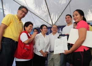 DSWD Secretary Dinky Soliman witnesses the awarding of certificate of transfer to an informal settler family from San Juan City who relocated to their new home in San Jose del Monte City, Bulacan.  Also in photo from left are: DILG Secretary Mar Roxas, San Juan City Mayor Gia Gomez, San Juan Congressman Ronaldo Zamora and San Juan City Vice-Mayor Francis Zamora.