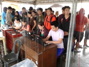 The survivors of ‘Yolanda’ availed of the free internet service provided by DSWD. Photo by DSWD-ICTMS