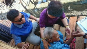 Secretary Dinky Soliman talks to one of the residents at Buggoc Transitory Site.