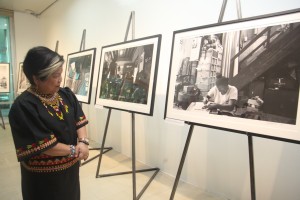 DSWD Secretary Corazon Juliano-Soliman appreciates the photos of beneficiaries of Pantawid Pamilyang Pilipino Program which are currently on exhibit at the Ayala Museum until today, Friday.