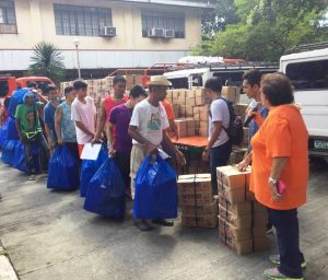 Displaced families of the Alert Level 5 fire in Barangay Addition Hills line up to receive relief items from the Department of Social Welfare and Development (DSWD) and the office of the Congressional District of Mandaluyong City.