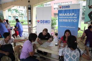 DSWD social workers answer queries from solo parents during the conducts an Information/Serbisyo Caravan with partner agencies, Department of Health, Department of Trade and Industry and Technical Education Skills Development Authority. 