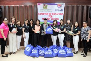 Department of Social Welfare and Development (DSWD) Secretary Judy M. Taguiwalo (6th from right), together with Undersecretary for Operations and Protective Programs Hope V. Hervilla (6th from left) and Assistant Secretary for Centers and Institutions and Other Special Directives, Lorraine Badoy (5th from left), receives in-kind donations for the Marawi crisis-affected families from the officers of the Metro Manila Mayors’ Spouses Foundation, Inc. 