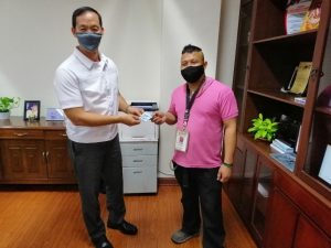 Joie Nebit, a janitorial staff of the Department of Social Welfare and Development (DSWD), beams as he returns the money of Undersecretary Danilo Pamonag which he found on the stairs of the DSWD Magiliw Building.