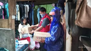 Personnel of the Department of Social Welfare and Development Field Office Cordillera Administrative Region (DSWD FO CAR) deliver aid to a resident from Tawang, La Trinidad, Benguet.