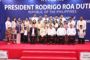 4Ps beneficiaries pose for a photo with President Rodrigo R. Duterte (center), Senator Christopher Lawrence Go (from left to right), House Speaker Alan Peter Cayetano, DSWD Secretary Rolando Joselito D. Bautista, and National Defense Secretary Delfin Lorenzana during the culminating activity of the DSWD’s 69th Founding Anniversary on January 29, 2019.