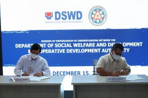 Department of Social Welfare and Development (DSWD) Secretary Rolando Bautista (left) and Cooperative Development Authority (CDA) Chairman Undersecretary Joseph Encabo formalize the partnership between the two agencies to assist cooperatives around the country.