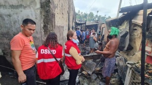 Personnel of the Department of Social Welfare and Development (DSWD) Field Office VII interview locals displaced by a fire incident in Sitio Sto. Niño, Barangay Quiot, Cebu City.