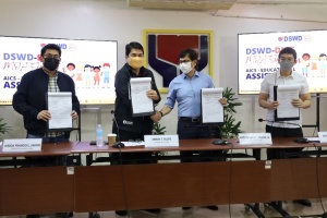 (Left to right) DSWD Undersecretary Jerico Francis Javier, DSWD Secretary Erwin T. Tulfo, DILG Secretary Benhur C. Abalos, Jr., and DILG Undersecretary Lord Villanueva pose after signing the Memorandum of Agreement for the smooth distribution of educational assistance.