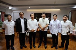 From left to right: DSWD Undersecretary for Inclusive and Sustainable Peace Alan A. Tanjusay, OPAPRU Undersecretary David B. Diciano, OPAPRU Secretary Carlito G. Galvez Jr., DSWD Secretary Erwin T. Tulfo, OPAPRU Assistant Secretary Wilben Mayor, and DSWD Undersecretary for Administration under General Administration and Support Services Group Atty. Adonis P. Sulit.