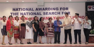 Department of Social Welfare and Development (DSWD) Secretary Erwin T. Tulfo confers the 2022 National Search for the Natatanging Pamilyang Pilipino (NPP) Grand Winner Award on the Adjaro Family from Baguio City. Witnessing the awarding are Undersecretary Jerico Javier and Assistant Secretary Ellaine Fallarcuna.