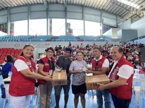DSWD Undersecretary Alan Tanjusay (2nd from right), together with (from left to right, in red vest) Assistant Secretary for Visayas Affairs Ma. Evelyn Macapobre,  Field Office VII-Director Shalaine Marie S. Lucero, and Assistant Regional Director Juanito Cantero, hands over the Department’s assistance to two retrenched workers on October 3.