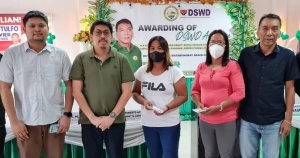 DSWD Operations Group Undersecretary Jerico Javier (second from left) and Lian Mayor Joseph Peji (right) hand over Php15,000 livelihood assistance grant to each of the beneficiaries of the Sustainable Livelihood Program (SLP) from Lian and Calatagan, Batangas. 