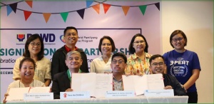 In behalf of Department of Social Welfare and Development (DSWD) Secretary Erwin T. Tulfo, Undersecretary Jerico Francis Javier (seated, 3rd from left) seals a new partnership agreement for the implementation of the Pantawid Pamilyang Pilipino Program (4Ps) implementation with: (seated, from left) East West Seed Foundation, Inc. Managing Director Ms. Elena Primicias Van Toreen; Save the Children CEO Atty. Alberto Muyot; and RCBC Executive Vice President/Head of the Digital Enterprise and Innovations Group Mr. Lito Villanueva.