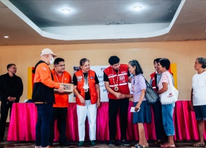 Department of Social Welfare and Development (DSWD) Officer-in-Charge Eduardo M. Punay, together with Assistant Secretary Ma. Evelyn Macapobre and other DSWD Field Office (FO) VIII staff, distribute cash assistance and family food packs to locals affected by the heavy rains and flood brought by the shear line in Llorente, Eastern Samar.