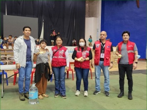 A displaced resident affected by the effects of the Shear Line and flood in Gingoog, Misamis Oriental receives financial assistance and relief items from officials of the Department of Social Welfare and Development (DSWD) Central Office, DSWD Field Office X, and Mayor Erick Cañosa.