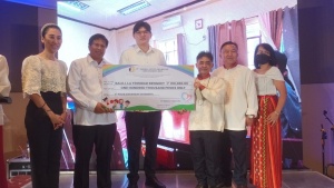 Department of Social Welfare and Development Undersecretary Charles Frederick Co (3rd from left) and Juvenile Justice and Welfare Council Executive Director Atty. Tricia Clare Oco (left) present the 1st Place Award of the Search for Best Practice on Diversion Program – Barangay Category to the representatives of Barangay Balili, La Trinidad, Benguet led by their Barangay Captain Billy Bilango.