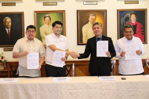 Department of Social Welfare and Development (DSWD) Officer-in-Charge Eduardo M. Punay (2nd from left) and UP Law Center Dean Edgardo Carlo Vistan II (2nd from right), together with DSWD Operations Group Undersecretary Jerico Francis Javier (left) and Department of Foreign Affairs - Office of Treaties and Legal Affairs Assistant Secretary Roussel Reyes (right), present the signed Memorandum of Agreement on the implementation of the Convention of 23 November 2007 on the International Recovery of Child Support and Other Forms of Family Maintenance right after the agreement signing on Monday, January 30 at the UP Diliman College of Law.