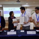 Social Welfare and Development Secretary Rex Gatchalian and Migrant Workers Secretary Susan Ople shake hands after signing the memorandum of agreement providing Php 10,000 cash aid to distressed Overseas Filipino Workers from Saudi Arabia on March 11 at the Department of Migrant Workers’ office. Witnessing the sealing of partnership of the two agencies are DSWD Undersecretary Jerico Javier (right) and Overseas Workers Welfare Administrator Arnell Ignacio (left).