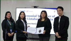 Department of Social Welfare and Development-National Household Targeting Office Director Liezl O. Visorde (2nd from right) and Assistant Director Baldr H. Bringas turn over the requested Listahanan 3 data sets to representatives of the Philippine Statistics Authority, Ms. Maria Fides Wilma A. Marquez (2nd from left) and Ms. Abigail C. Ling. 