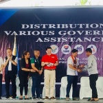 President Ferdinand R. Marcos Jr. and DSWD Secretary Rex Gatchalian, together with other national and local government officials, lead the distribution of cash assistance to the families affected by the oil spill during the President’s visit to Pola, Oriental Mindoro on Saturday, April 15.