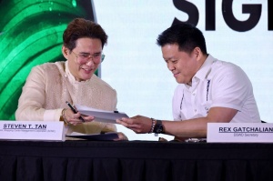 DSWD Secretary Rex Gatchalian (right) and SM Supermalls President Steven T. Tan sign the Memorandum of Agreement (MOA) expanding the SM Government Services Express to include the DSWD in 21 locations nationwide. The MOA signing was held at the SM Mall of Asia Music Hall, Friday (May 26).