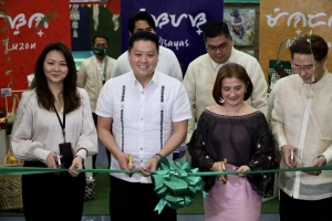 DSWD Secretary Rex Gatchalian (2nd from left),  joined by (from left to right)  SM Foundation Incorporated Executive Director Deborah Sy, Pasay City Mayor Imelda Calixto-Rubiano, and SM Supermalls President Steven Tan, leads the ribbon cutting for the official launch of the new and improved Sustainable Livelihood Program on Friday, (May 26), at the SM Mall of Asia Music Hall.
