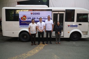 Department of Social Welfare and Development (DSWD) Secretary Rex Gathalian leads the official launch of the Oplan Pag-Abot, the Department's newest project, on Friday (June 30) at the DSWD Central Office in Batasan, Quezon City.   The DSWD chief was joined by Commission on Human Rights Chairperson, Atty. Richard Paat Palpal-latoc (left),  Metro Manila Council Chair and San Juan City Mayor Francis Javier Zamora (second to the right), and Dir. Shiela Gail Satura-Quingco (right), who represented Metropolitan Manila Development Authority OIC-Chair, Atty. Romando S. Artes, during the project’s media launch.