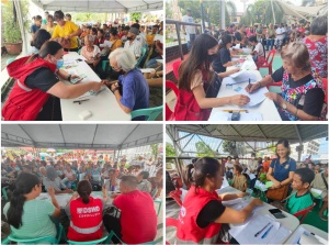 Personnel of DSWD Field Office – Cordillera Administrative Region (FO-CAR) conduct payout of the emergency cash transfer (ECT) to disaster-affected families in Abra on Wednesday (Sept.6).